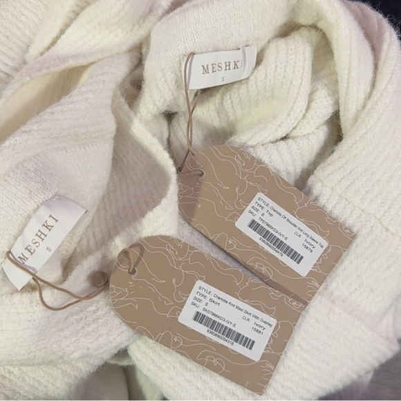 SET Ivory knit maxi skirt and off shoulder top - Picture 6 of 6